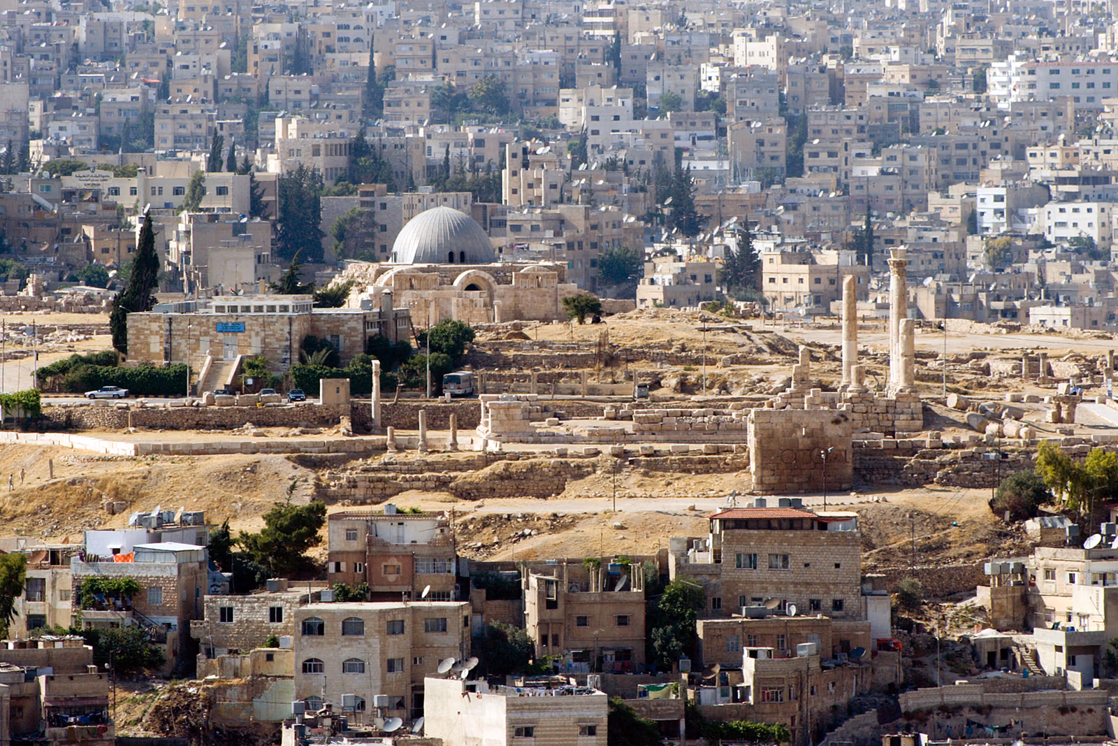 جبل القلعة ومعبد هرقل التاريخي المطل على وسط العاصمة الأردنية عمّان